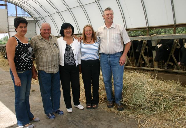 Marta Suarez Ramirez, Juan Sanchez Martell, Minister Bev Oda,  Gladys and Jim Millson, Heifer barn, Landomills Holsteins  Photo by Wendy Holm,